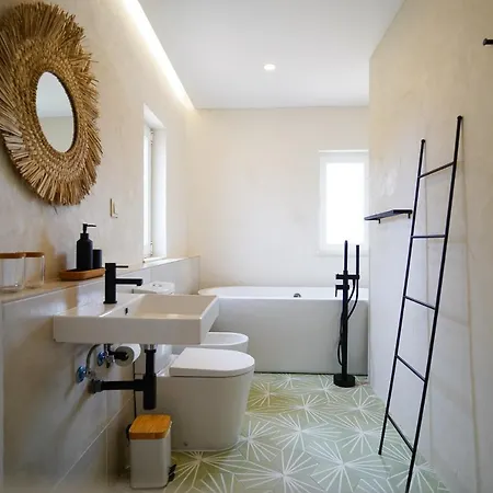 Birds Of Paradise - Boutique Surf Lodge