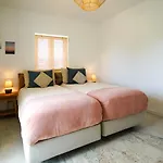 Jaktstuga Birds Of Paradise - Boutique Surf Aljezur